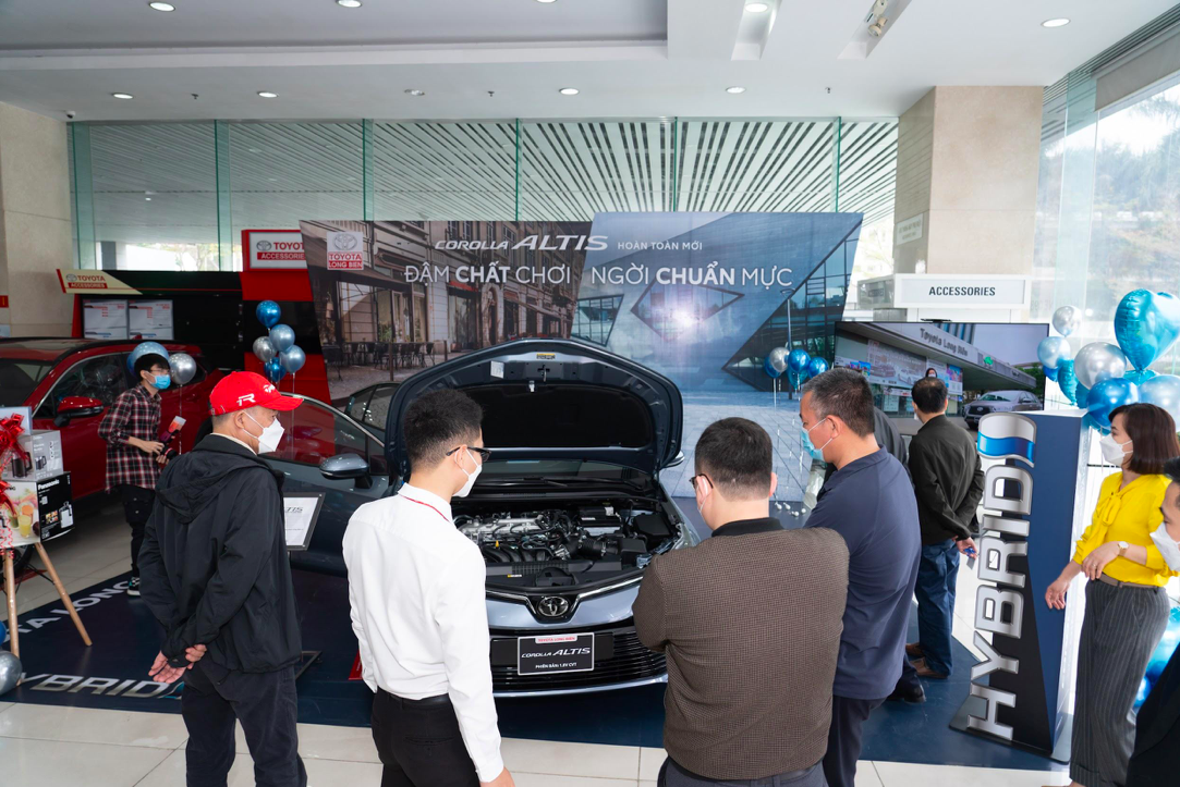 Corolla Altis thu hút khách hàng tại đại lý trong buổi giới thiệu sản phẩm vào cuối tuần vừa qua