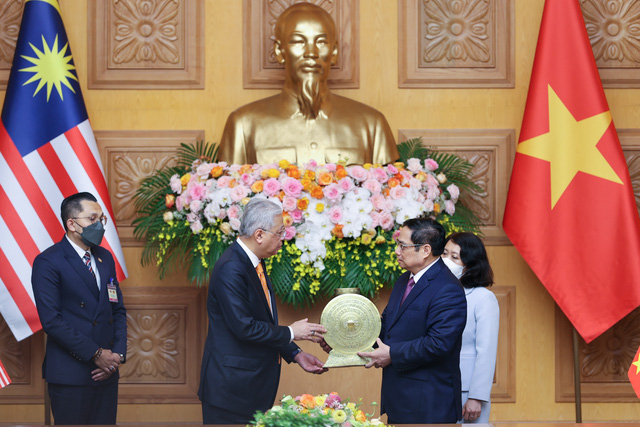 Thủ tướng Phạm Minh Chính trao quà tặng Thủ tướng Ismail Sabri Yaakob - Ảnh: VGP/Nhật Bắc