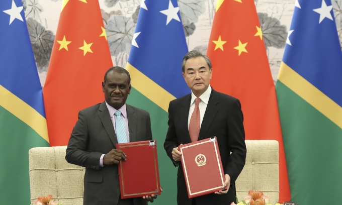 Ngoại trưởng Trung Quốc Vương Nghị (phải) và Ngoại trưởng Quần đảo Solomon Jeremiah Manele ký thông cáo chung về thiết lập quan hệ ngoại giao tại Bắc Kinh năm 2019. Ảnh: CNS.