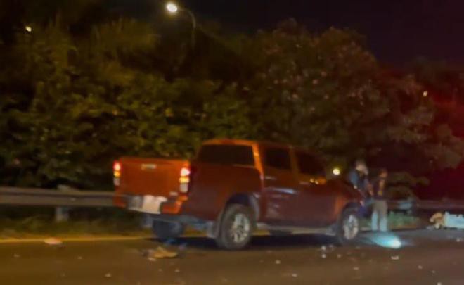 Vụ tai nạn giữa chiếc xe bán tải với một xe máy đi ngược chiều trên đại lộ Thăng Long khiến 1 phụ nữ tử vong. (Ảnh: VOV)