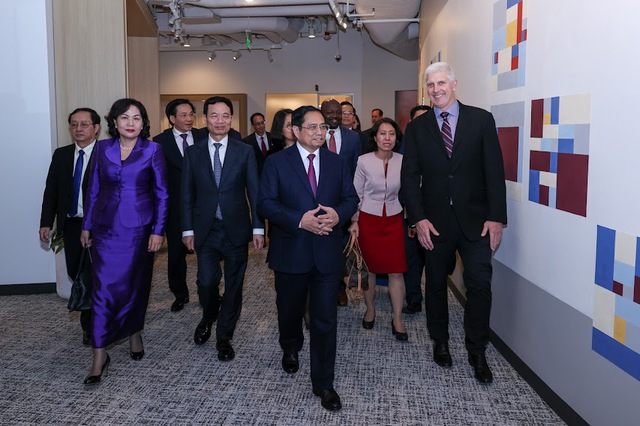 Phó Chủ tịch cao cấp phụ trách Thiết bị và Dịch vụ của Google - Rick Osterloh (ngoài cùng, bên phải) chào đón Thủ tướng Phạm Minh Chính và Đoàn đại biểu cấp cao Việt Nam đến thăm trụ sở Google - Ảnh: VGP