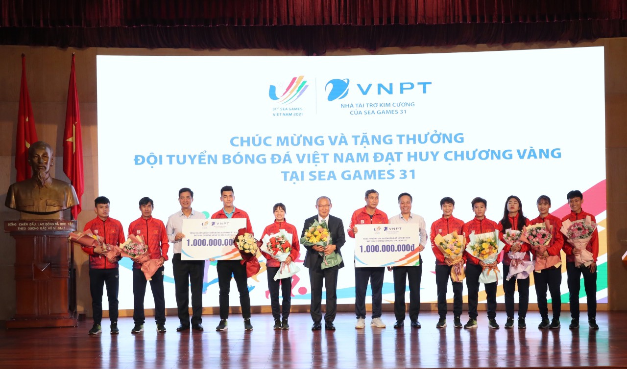 VNPT trao thưởng cho hai đội tuyển bóng đá nam, nữ Việt Nam.