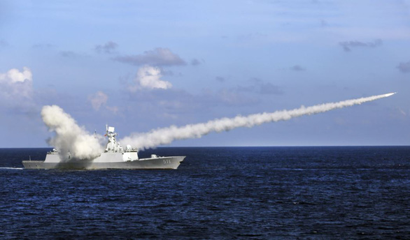 Tàu chiến Trung Quốc trong một cuộc tập trận ở Biển Đông - Ảnh: TÂN HOA XÃ