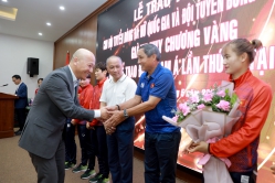 FE CREDIT trực tiếp trao 3 tỷ đồng cho Đội tuyển bóng đá nữ Quốc gia Việt Nam