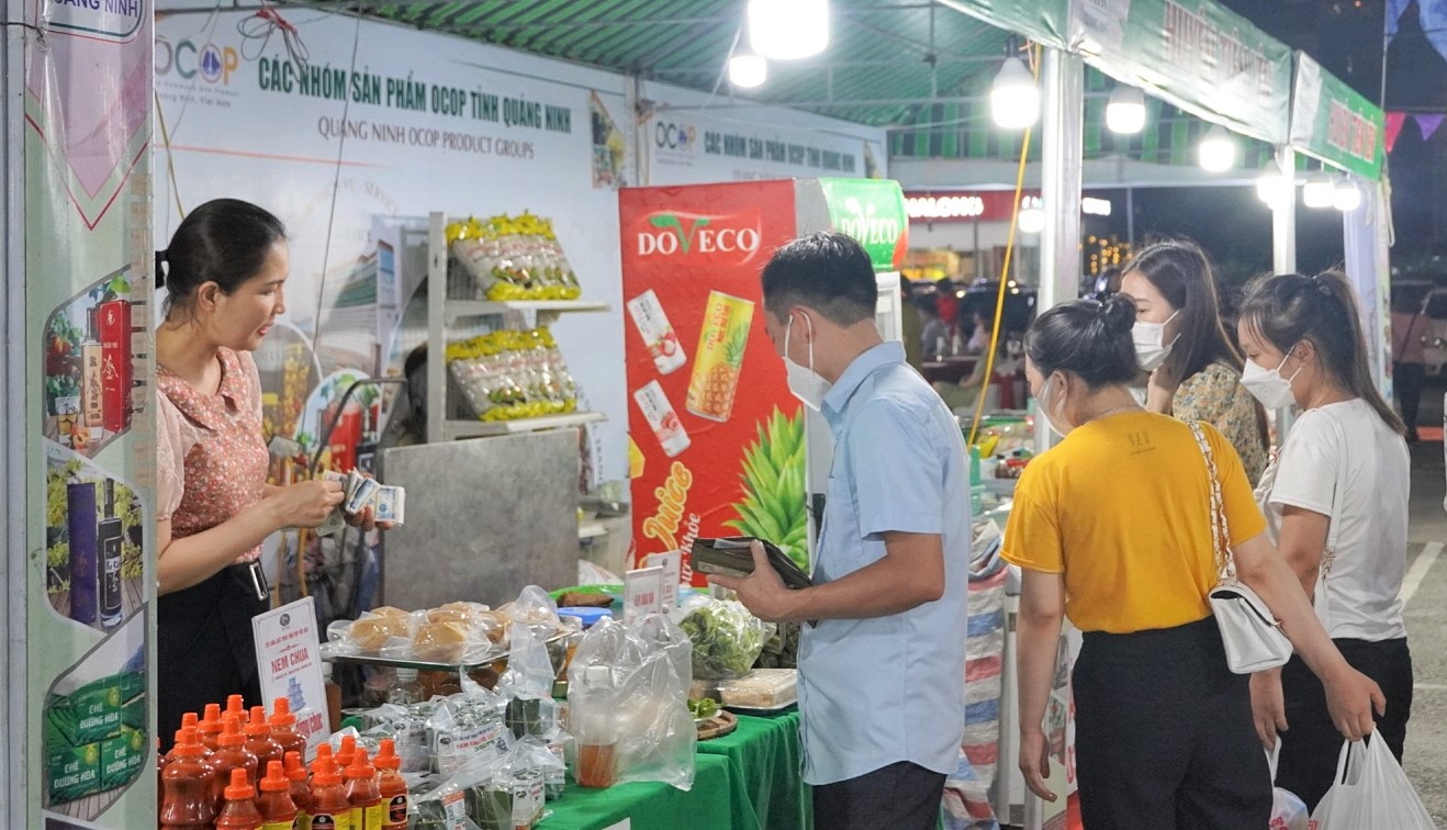 4 Người tiêu dùng tích cực ủng hộ sản phẩm OCOP chất lượng của tỉnh Quảng Ninh.