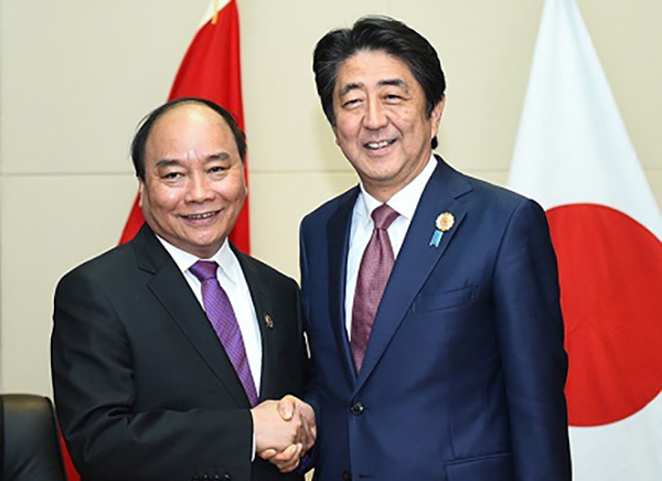 Thủ tướng Nguyễn Xuân Phúc và Thủ tướng Nhật Bản Shinzo Abe. Ảnh: VGP/Quang Hiếu