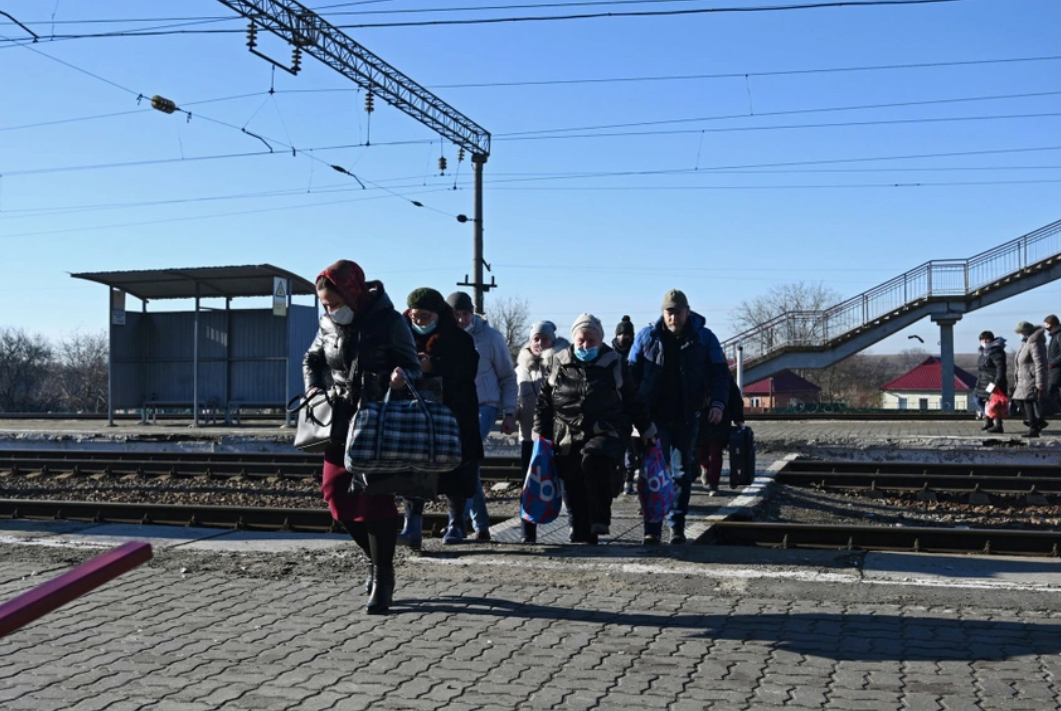 Những người di tản từ Cộng hòa Nhân dân Donetsk tự xưng (DNR) đến ga đường sắt Uspenkaya ở vùng Rostov, Nga, vào ngày 19/2. Ảnh: Reuters.