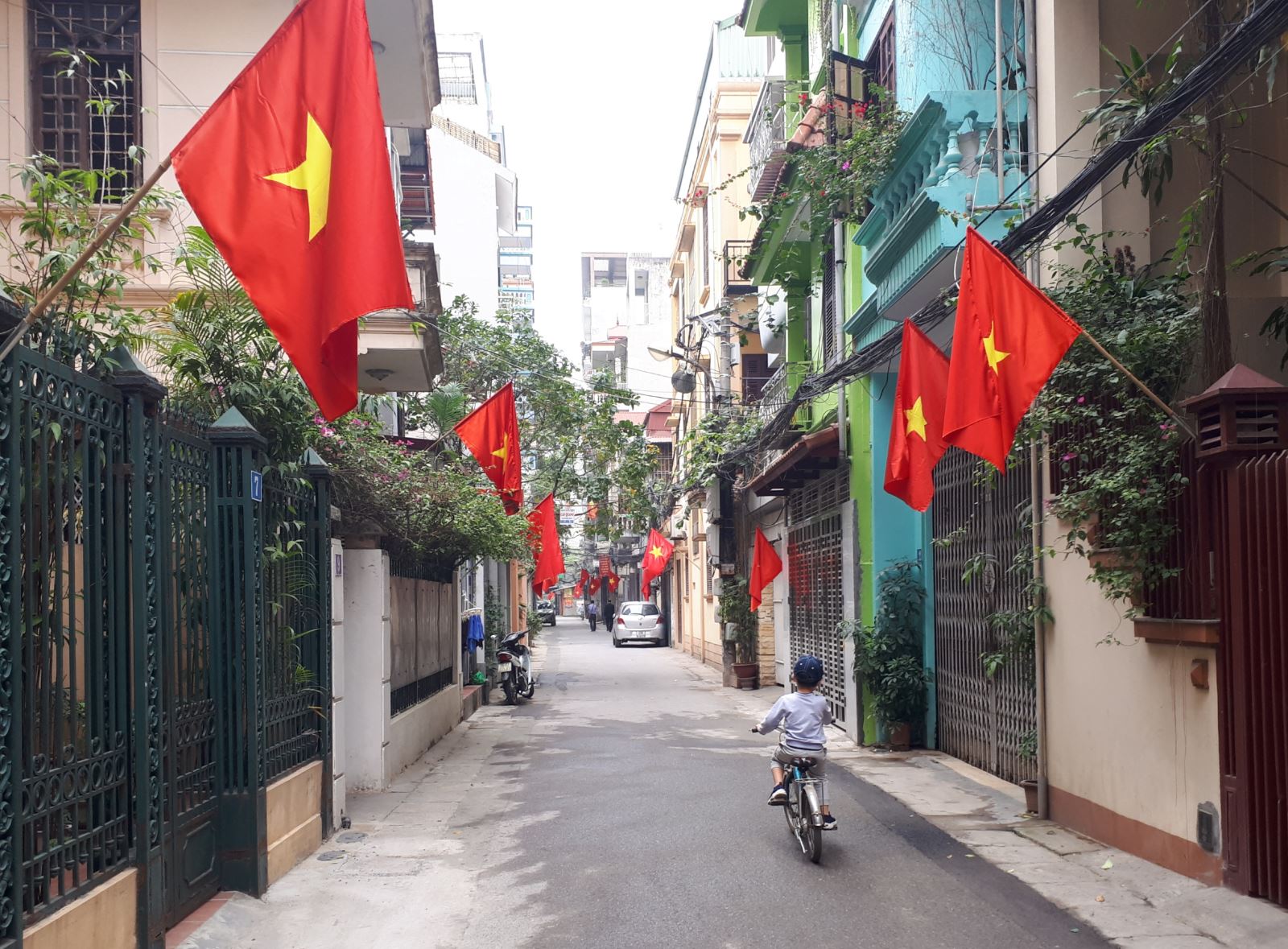 Treo cờ vào ngày nghỉ lễ Tết tại một khu phố của Hà Nội.