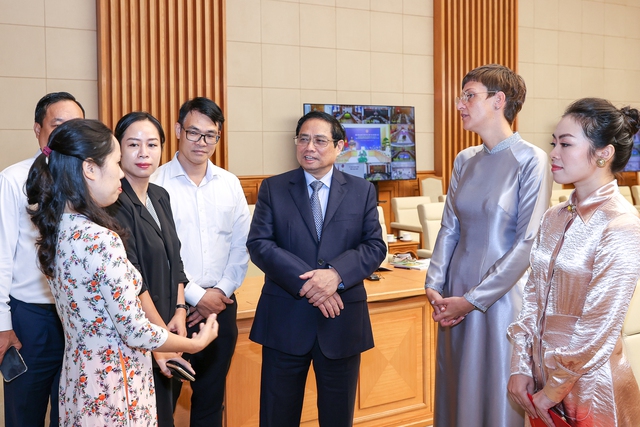 Thủ tướng trò chuyện, trao đổi với các đại biểu trong và ngoài nước dự Diễn đàn - Ảnh: VGP/Nhật Bắc