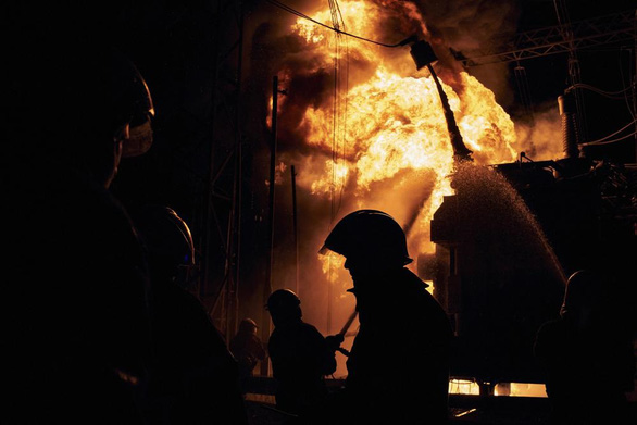 Lính cứu hỏa dập lửa tại một trạm phát điện ở Kharkov, Ukraine ngày 11-9 - Ảnh: AP
