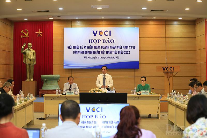 Ông Phạm Tấn Công - Chủ tịch VCCI phát biểu tại họp báo. Ảnh: Đức Thanh