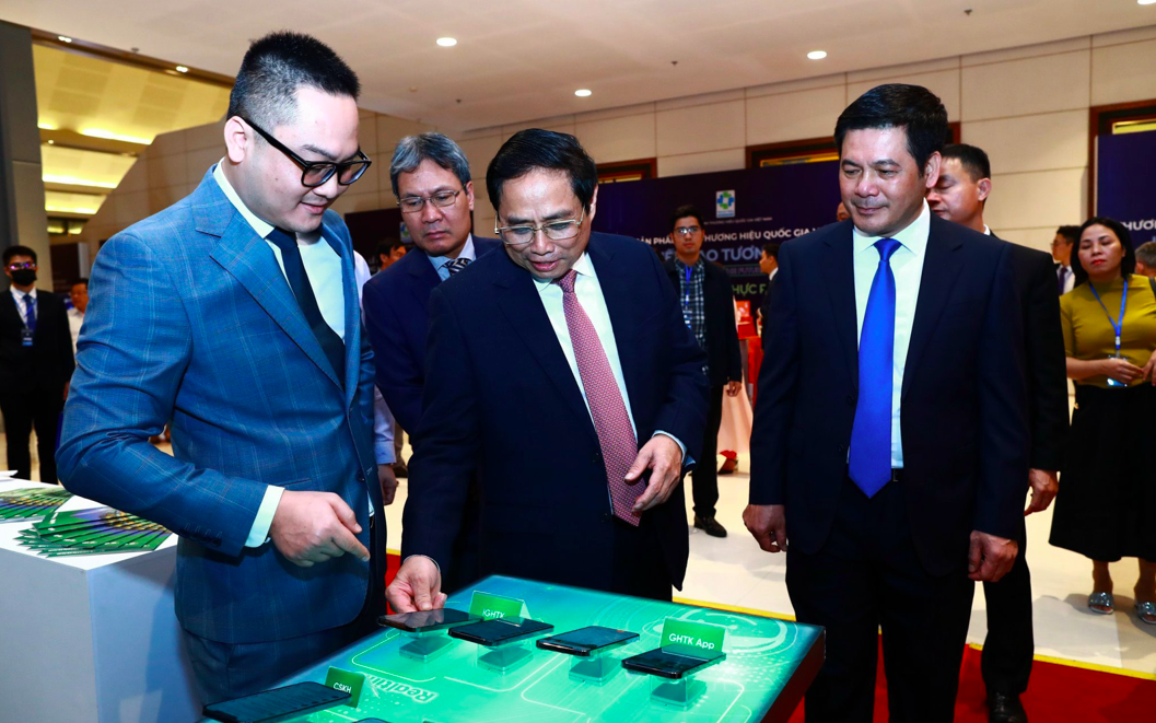 Thủ tướng Phạm Minh Chính trải nghiệm GHTK Mobility, sản phẩm được GHTK tự chủ phát triển công nghệ lõi tại gian hàng triển lãm ngày 2/11 vừa qua.