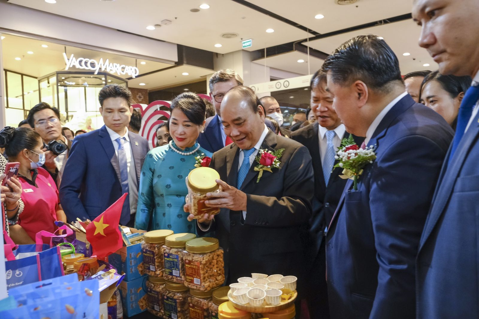 Chủ tịch nước Nguyễn Xuân Phúc tham quan các gian hàng giới thiệu sản phẩm Việt Nam tại sự kiện