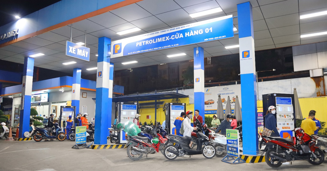Cửa hàng xăng dầu Petrolimex tại Hà Nội phục vụ bán hàng 24/24