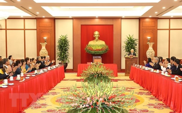 Tổng Bí thư Nguyễn Phú Trọng nói chuyện thân mật với đại biểu dự Hội nghị biểu dương Chủ tịch Mặt trận Tổ quốc cấp xã và Trưởng ban Công tác Mặt trận tiêu biểu toàn quốc. Ảnh: TTXVN