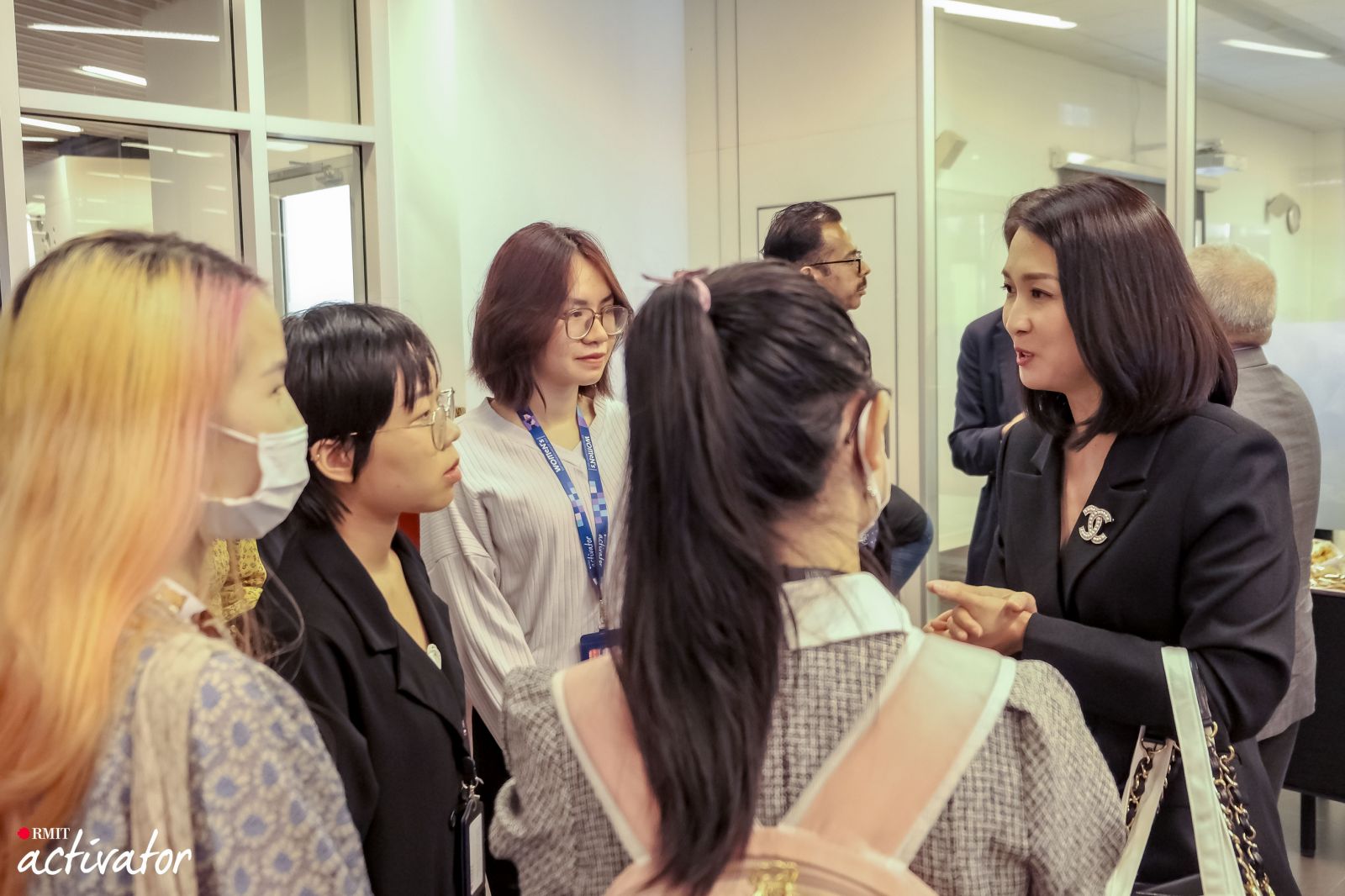 Chị Nguyễn Lê Chi Mai (bên phải) chia sẻ hành trình của mình với các bạn sinh viên trong khuôn khổ triển lãm “Women.Building.Businesses”.