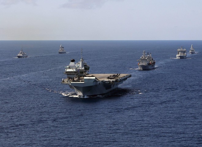 Tàu sân bay HMS Queen Elizabeth tập trận cùng tàu hải quân Singapore ở Biển Đông hồi tháng 7-2021
