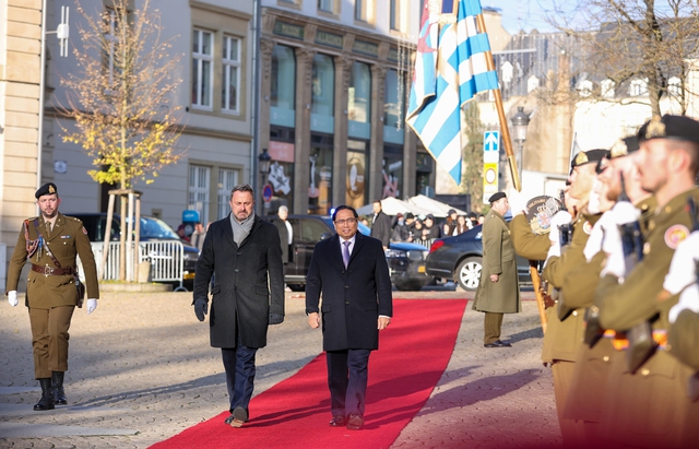 Thủ tướng Đại Công quốc Luxembourg Xavier Bettel chủ trì lễ đón chính thức Thủ tướng Phạm Minh Chính thăm Đại Công quốc Luxembourg sáng 9/12. Đây là chuyến thăm Luxembourg đầu tiên của lãnh đạo cấp cao Việt Nam sau 20 năm - Ảnh: VGP/Nhật Bắc