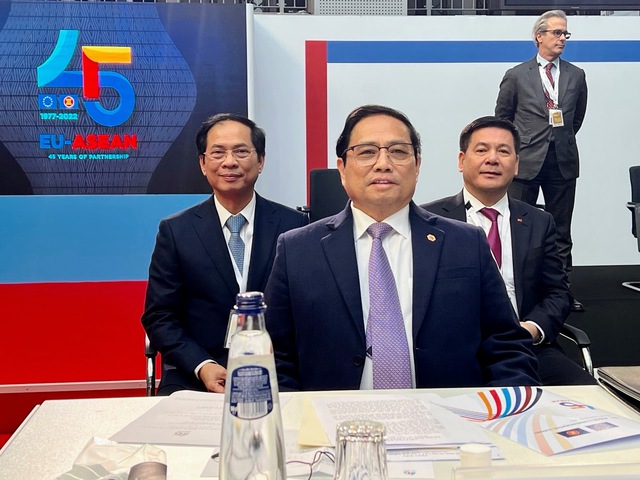 Thủ tướng Phạm Minh Chính cùng đoàn đại biểu Việt Nam dự Hội nghị Cấp cao kỷ niệm 45 năm quan hệ ASEAN-EU - Ảnh: VGP/Nhật Bắc
