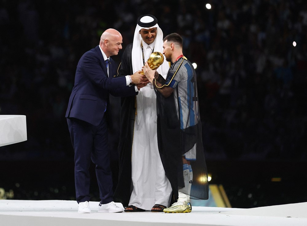 Messi nhận chiếc cúp vàng Thế giới từ tay Chủ tịch Gianni Infantino