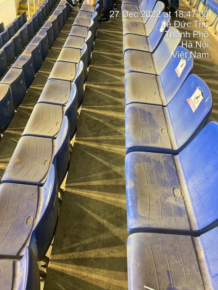 Hàng ghế cáu bẩn và bụi bặm trên Sân vận động Quốc gia Mỹ Đình
