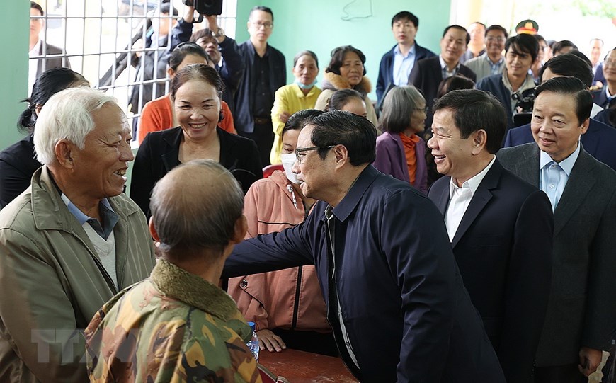 Thủ tướng Phạm Minh Chính đến thăm, động viên các hộ dân phải di dời để giải phóng mặt bằng cho tuyến cao tốc Bắc Nam phía Đông. (Ảnh: Dương Giang/TTXVN)