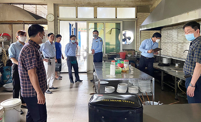 Đoàn kiểm tra liên ngành số 1 về an toàn vệ sinh thực phẩm của thành phố Hà Nội kiểm tra khu vực bếp tại nhà hàng trên địa bàn Hà Nội.