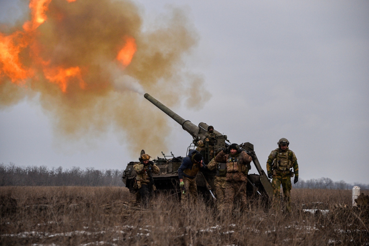 Các đội pháo binh Ukraine khai hỏa về phía vị trí của lực lượng Nga ở Bakhmut. Ảnh: Reuters