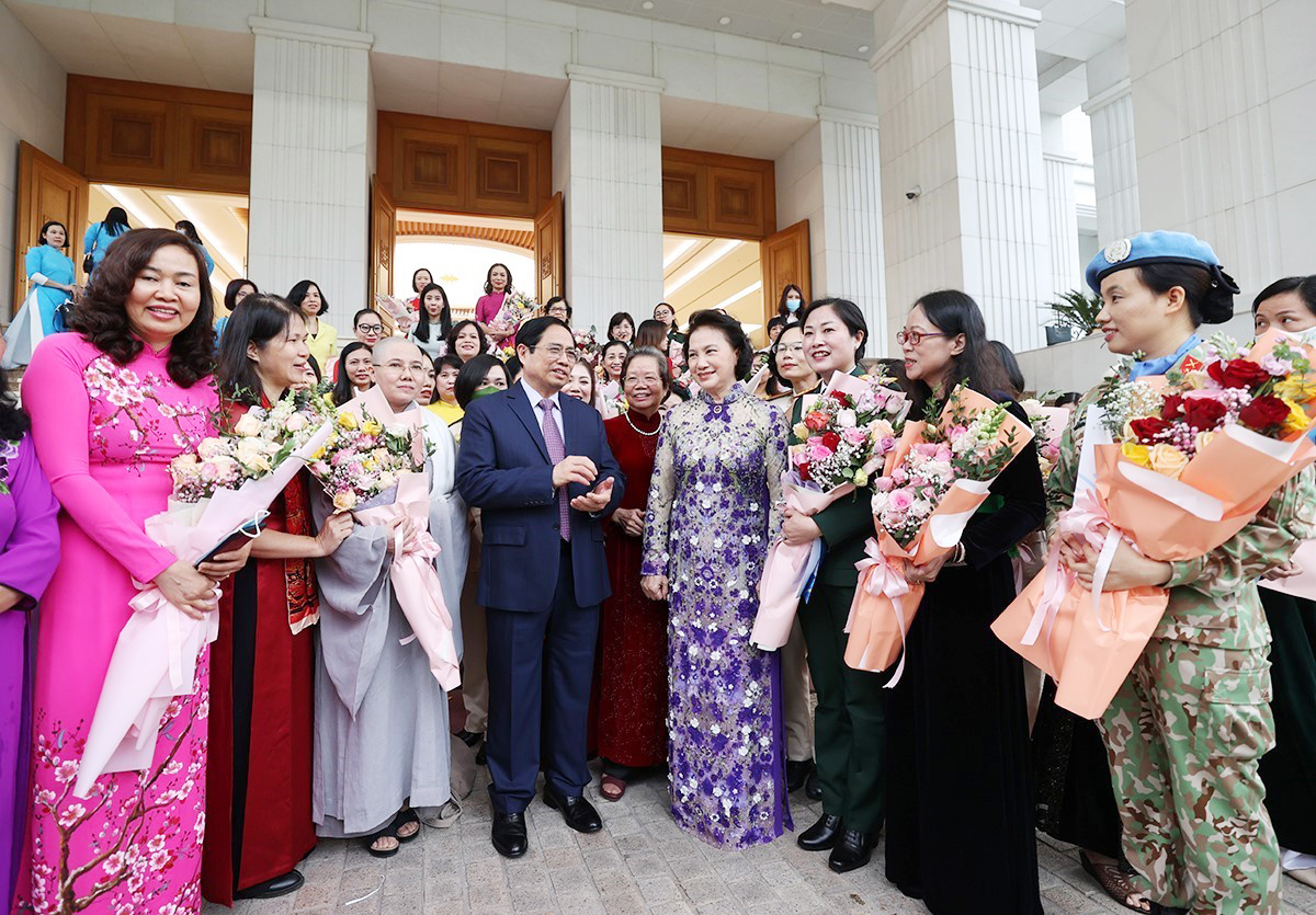 Ủy viên Bộ Chính trị, Thủ tướng Chính phủ Phạm Minh Chính gặp mặt các đại biểu phụ nữ tiêu biểu nhân Ngày Phụ nữ Việt Nam 20-10_Ảnh: TTXVN