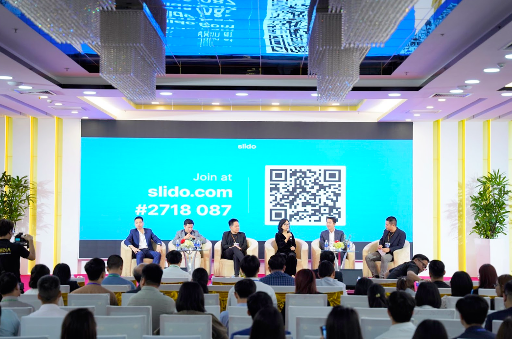 Hội nghị cấp cao “Kiến tạo bánh đà công nghệ - Đồng hành cùng 100.000 doanh nghiệp miền Trung”