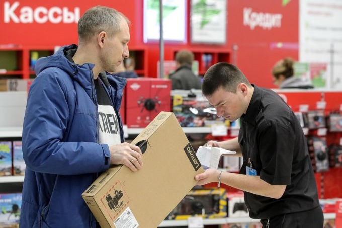 Người Nga mua laptop Lenovo tại một cửa hàng ở Moskva. Ảnh: Zuma