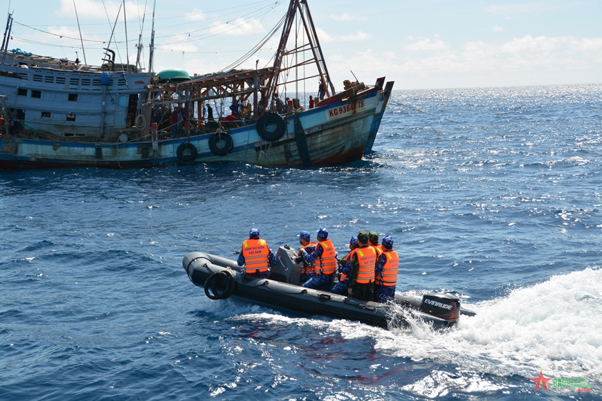  Đoàn công tác trực tiếp đến kiểm tra các tàu cá của ngư dân làm ăn tại khu vực tiếp giáp với vùng biển nước ngoài.