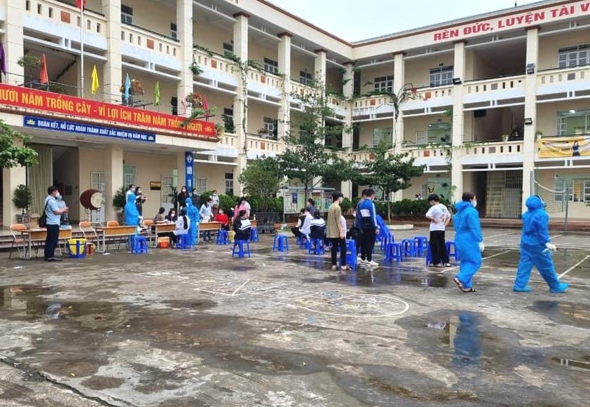 Nhân viên y tế tiến hành test nhanh cho giáo viên, học sinh trường Phổ thông dân tộc nội trú THCS và THPT huyện Tiên Yên