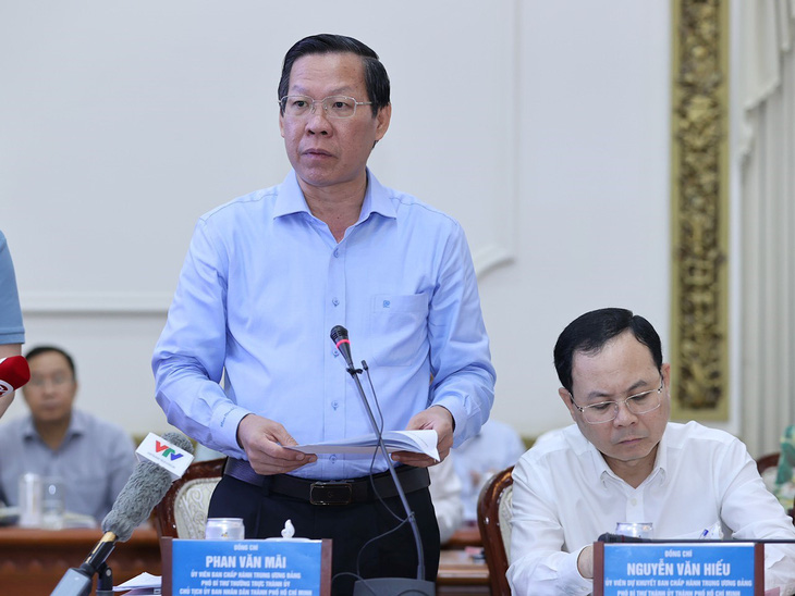Chủ tịch UBND TP.HCM Phan Văn Mãi báo cáo tại cuộc họp, trong đó thừa nhận có tình trạng một bộ phận cán bộ, công chức của TP.HCM sợ trách nhiệm, sợ sai - Ảnh: VGP