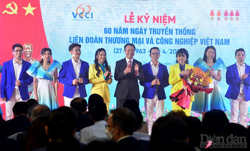 Ông Nguyên Quang Vinh - Phó Chủ tịch VCCI tặng qua các ca sĩ