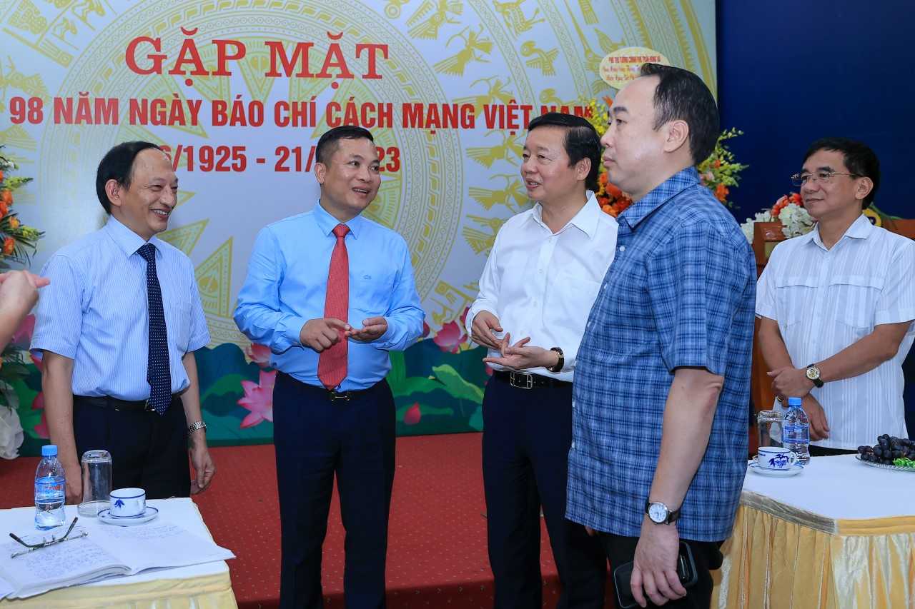 Phó Thủ tướng Trần Hồng Hà trao đổi với ban lãnh đạo của Cổng Thông tin điện tử Chính phủ - Ảnh: VGP/Nhật Bắc