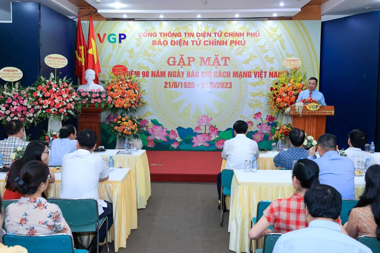 Tổng Giám đốc Cổng Thông tin điện tử Chính phủ Nguyễn Hồng Sâm báo cáo về một số kết quả nổi bật của đơn vị thời gian qua - Ảnh: VGP/Nhật Bắc
