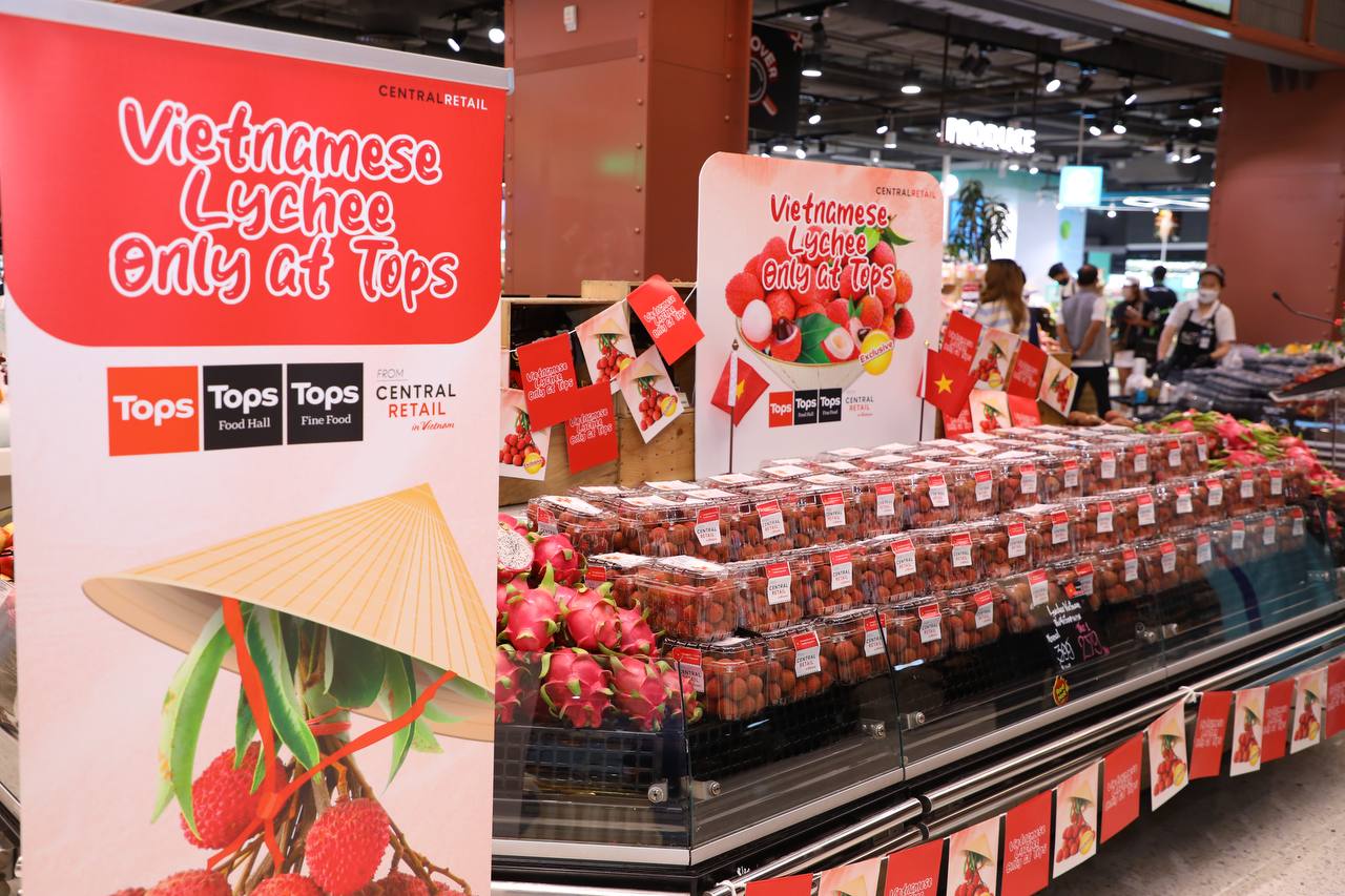 4 Vải thiều Việt Nam được trưng bày bắt mắt trong siêu thị hiện đại ở Thái Lan