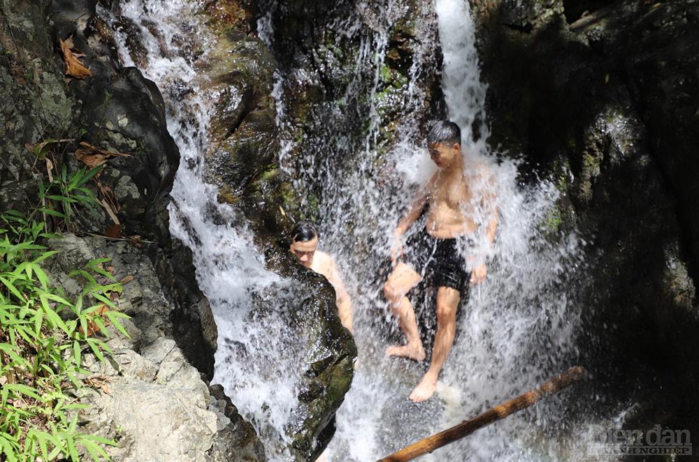 Du khách tắm tại thác nước Nật Sơn. Ảnh: Nhật Quang
