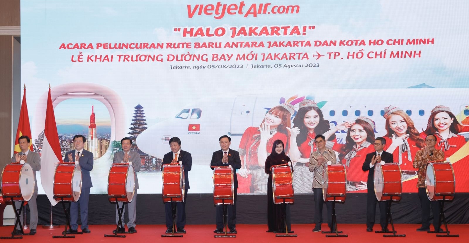 Chủ tịch Quốc hội Vương Đình Huệ (giữa) cùng đại diện lãnh đạo cấp cao của Việt Nam, Indonesia và Vietjet thực hiện nghi thức khai trương đường bay thẳng giữa TP. Hồ Chí Minh và Jakarta