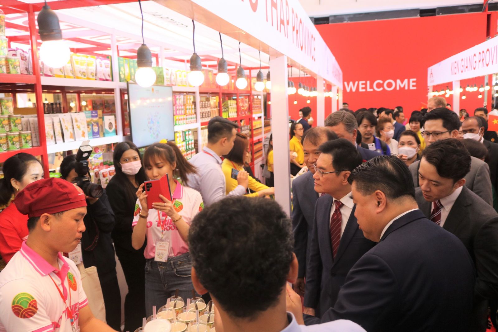 5Phó Thủ tướng, Bộ Trưởng Bộ Thương mại Thái Lan – Ông Jurin Laksanawisit cùng đông đảo khách mời thăm quan các gian hàng Việt Nam.jpg