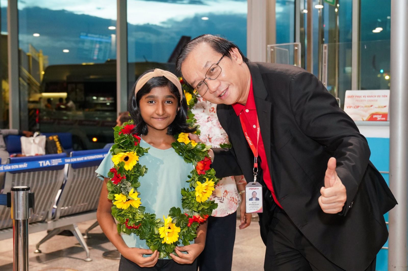 A2, A3, A4, A5, A6: Phó Tổng giám đốc Vietjet Đỗ Xuân Quang tặng hoa, chào mừng hành khách trên chuyến bay đầu tiên từ TP. Hồ Chí Minh đi Kochi