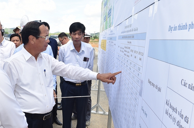 Phó Thủ tướng nghe báo cáo về tình hình triển khai dự án cao tốc Phan Thiết – Dầu Giây - Ảnh: VGP/Đức Tuân