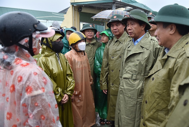 Phó Thủ tướng thăm hỏi tình hình đời sống người dân bị thiệt hại do lốc xoáy tại thị trấn Cửa Việt Quảng Trị - Ảnh: VGP/Đức Tuân