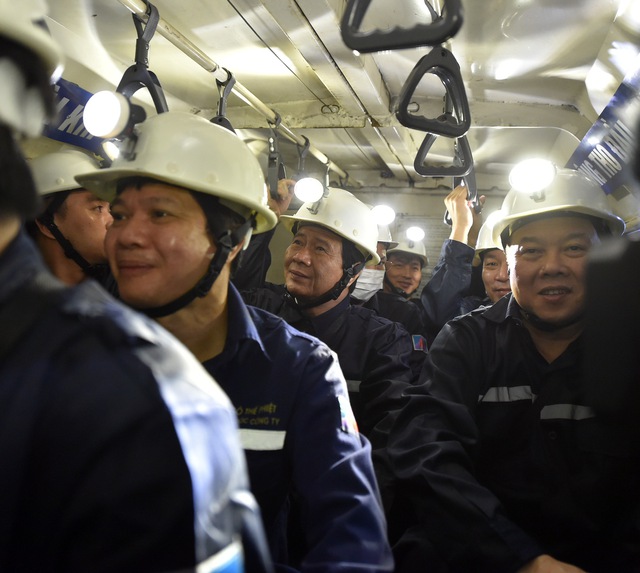 Phó Thủ tướng xuống hầm mỏ than Công ty Than Núi Béo TP Hạ Long, Quảng Ninh kiểm tra tình hình sản xuất thăm hỏi đời sống công nhân - Ảnh: VGP/Đức Tuân