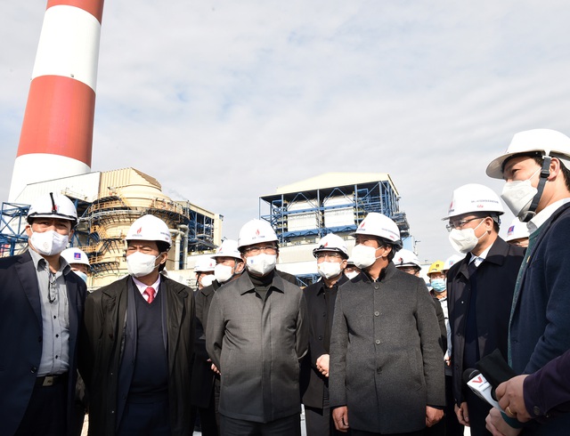 Phó Thủ tướng nghe báo cáo về tiến độ dự án Nhiệt điện Thái Bình 2 - Ảnh: VGP/Đức Tuân