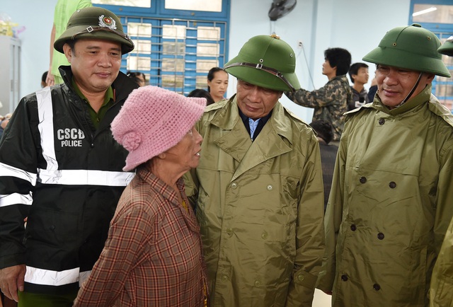 Phó Thủ tướng trực tiếp đi kiểm tra thực tế, động viên bà con nhân dân tại điểm tránh trú bão số 4 năm 2022 ở tỉnh Thừa Thiên Huế - Ảnh: VGP/Đức Tuân