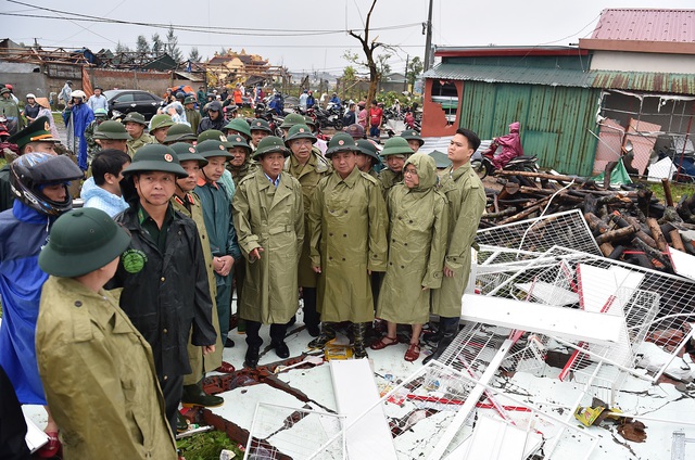 Phó Thủ tướng đã đến kiểm tra tình hình thiệt hại do lốc xoáy tại thị trấn Cửa Việt, huyện Gio Linh, tỉnh Quảng Trị - Ảnh: VGP/Đức Tuân