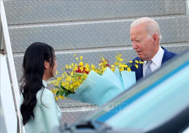 Thiếu nữ Thủ đô tặng hoa, chào mừng Tổng thống Hoa Kỳ Joe Biden đến Hà Nội, bắt đầu chuyến thăm cấp Nhà nước tới Việt Nam. Ảnh TTXVN