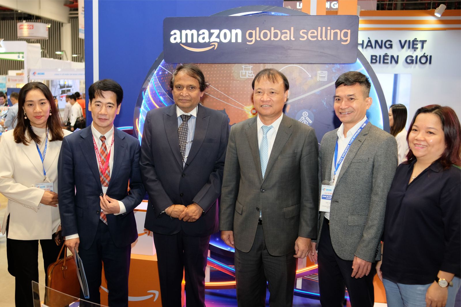 Thứ trưởng Bộ Công Thương Đỗ Thắng Hải (thứ 3 từ phải qua), Vụ trưởng Vụ thị trường Âu-Mỹ Tạ Hoàng Linh (thứ 2 từ trái sang) và Giám đốc miền Nam Amazon Global Selling Việt Nam Trần Xuân Thủy (thứ 2 từ phải qua) khai mạc gian hàng Amazon Global Selling Việt Nam tại Vietnam International Sourcing Expo 2023. 